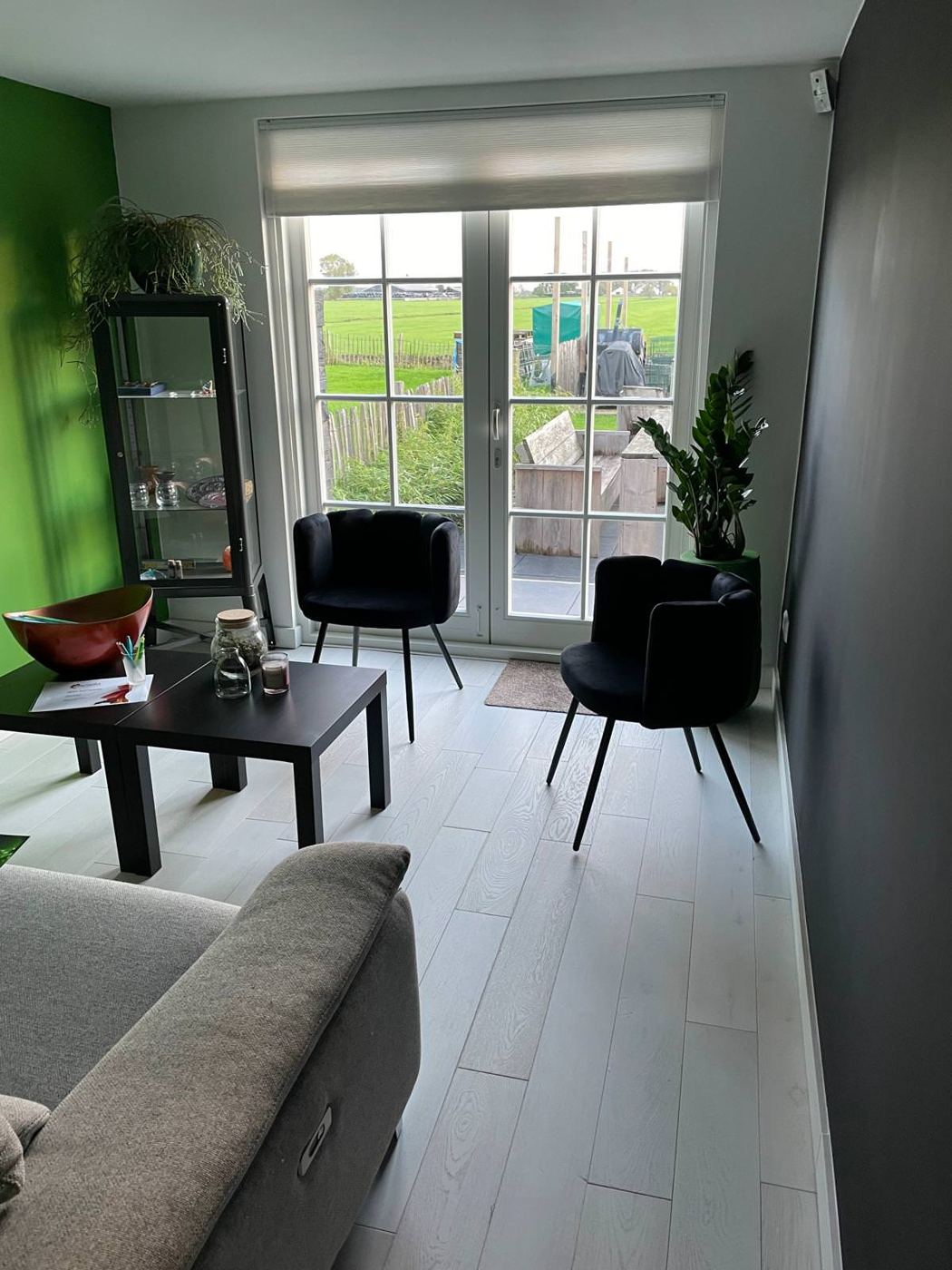 Lounge van Barada Opleidingscentrum met zitjes en uitzicht op de tuin