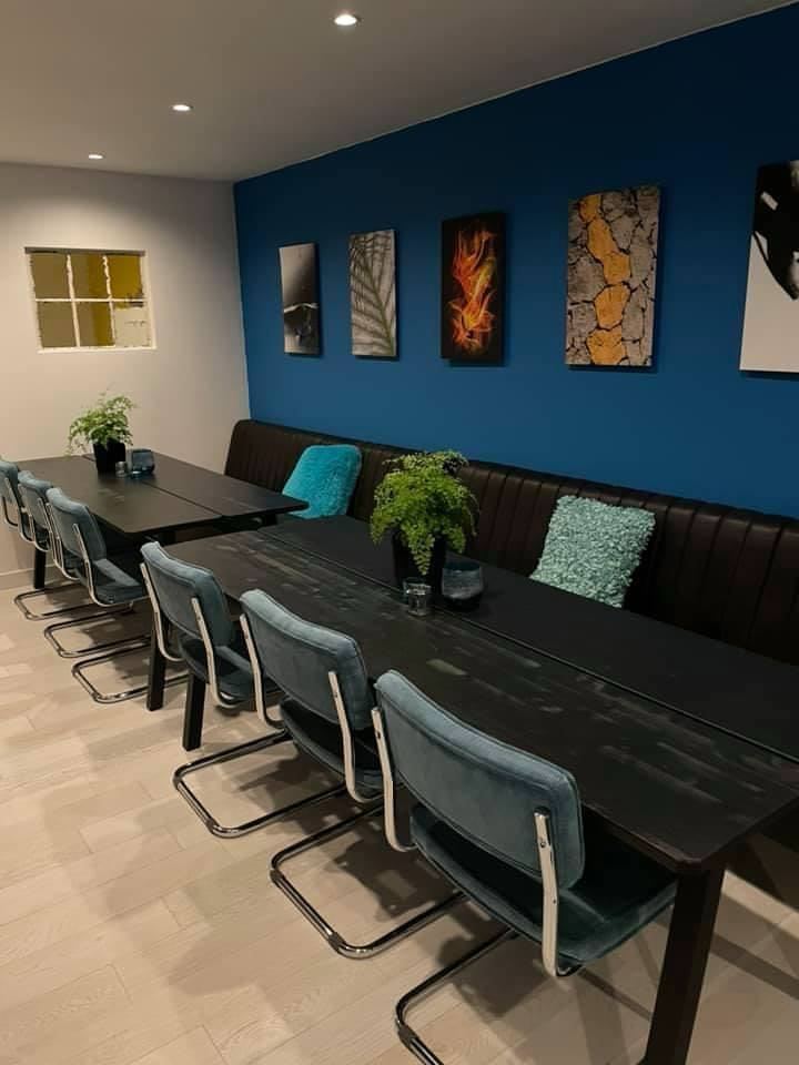 Lunchruimte van Barada Opleidingscentrum met lange tafel