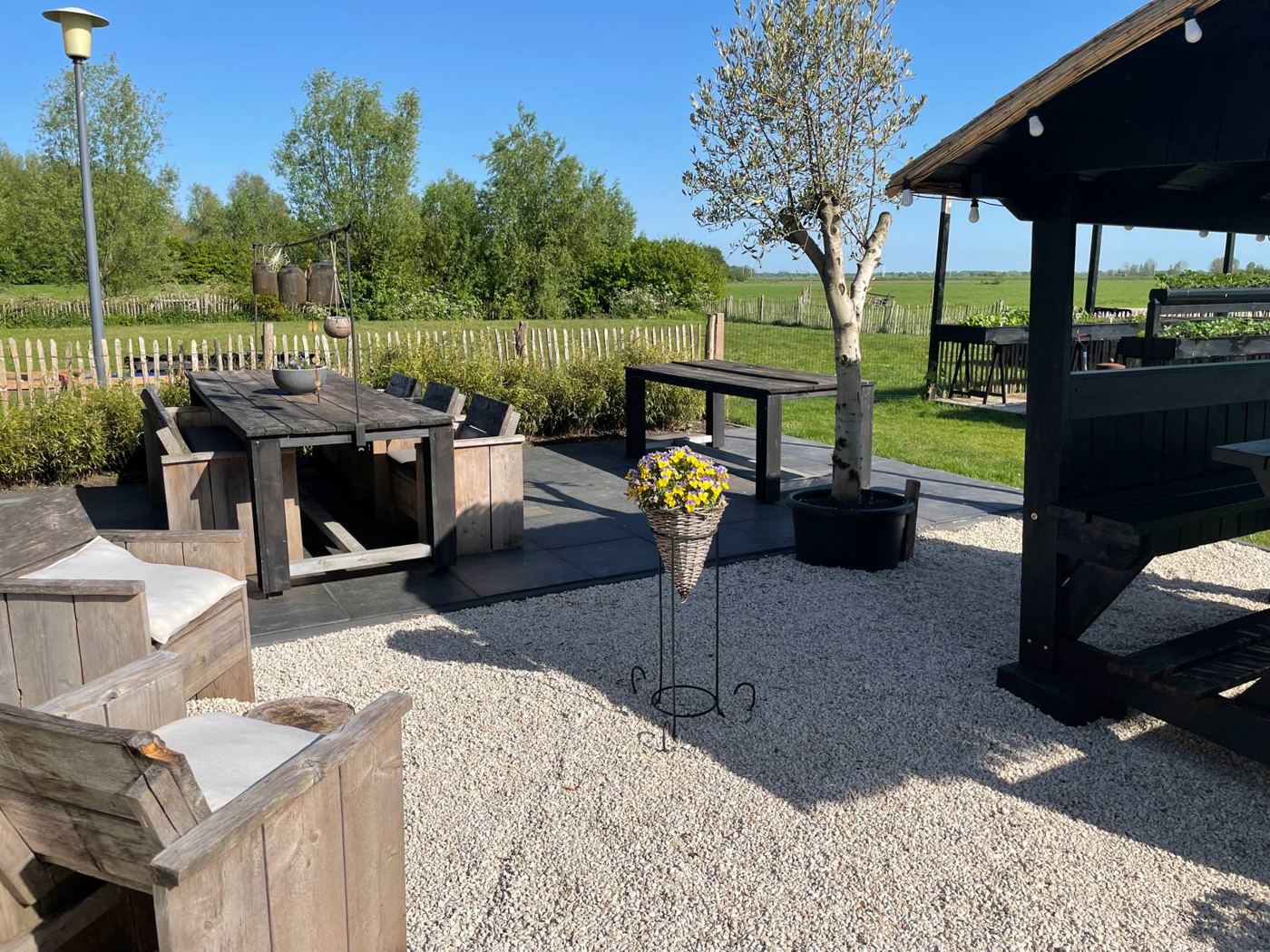 Het terras van Barada Opleidingscentrum met uitzicht op het weiland