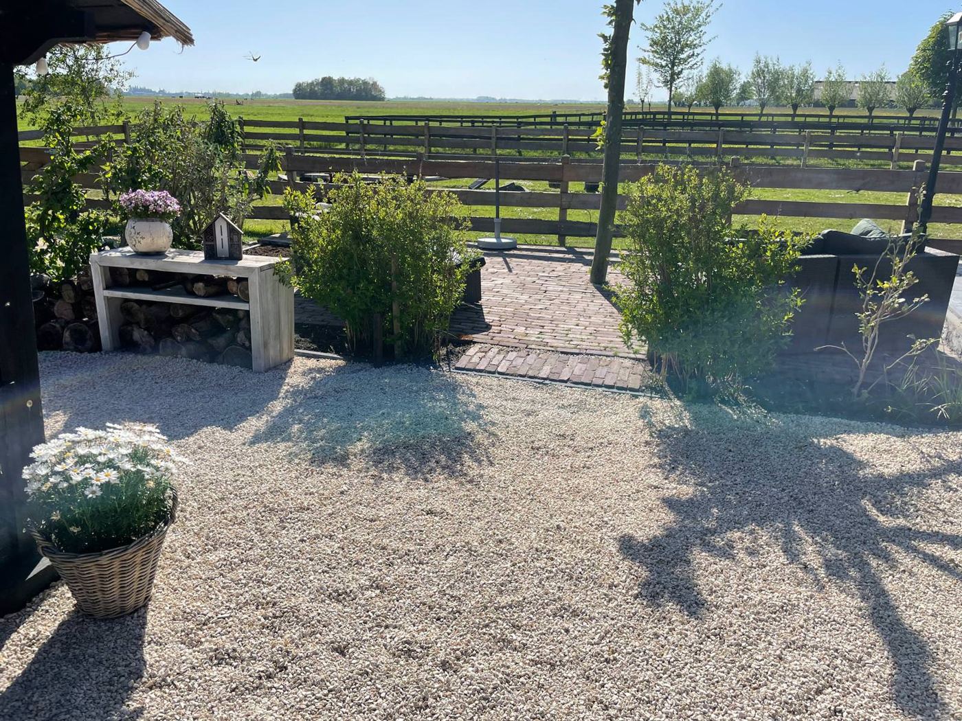 De tuin van Barada Opleidingscentrum met zicht op de polder