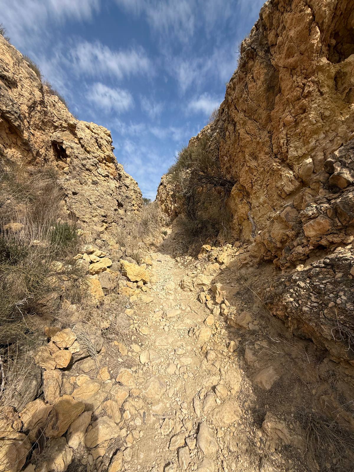 Smal ravijn in de bergen bij Alicante